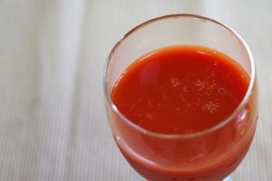 黒酢とトマトをたっぷりとその他の野菜を混ぜたジュースの画像