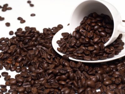 溢れんばかりのというか溢れたコーヒー豆のイメージ
