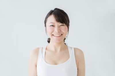 白く輝く健康的な歯を持つ女性のイメージ